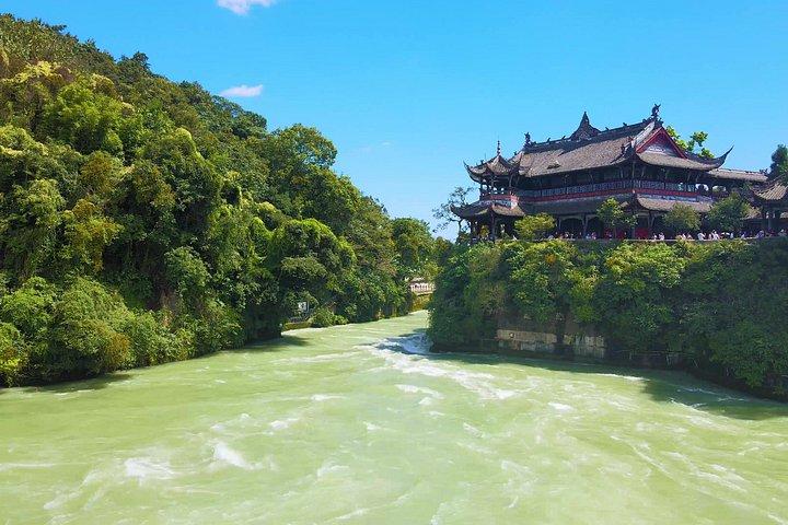 成都発プライベート青城山と都江堰灌漑ツアー