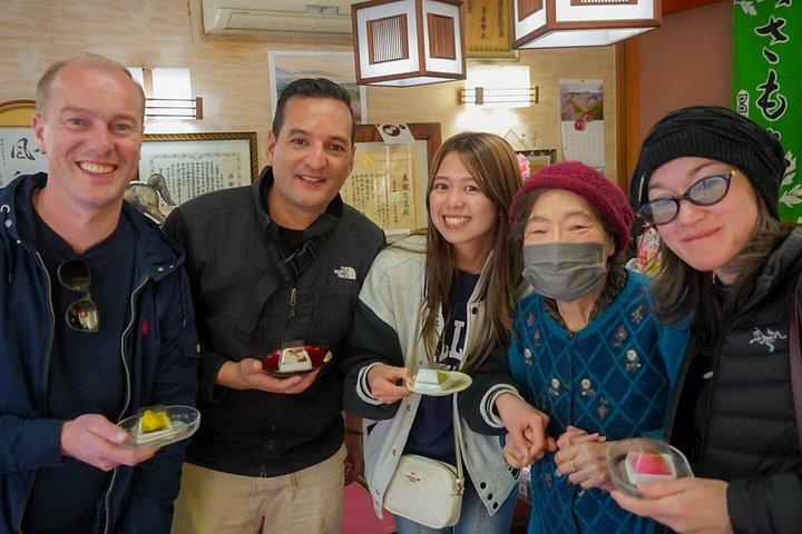 東京：ローカルストリートフードツアー（7つの飲食店で10品試食）