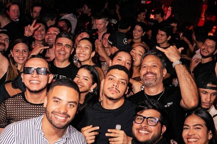 Barcellona : Pubcrawl con ingresso VIP al Rooftop e alle discoteche