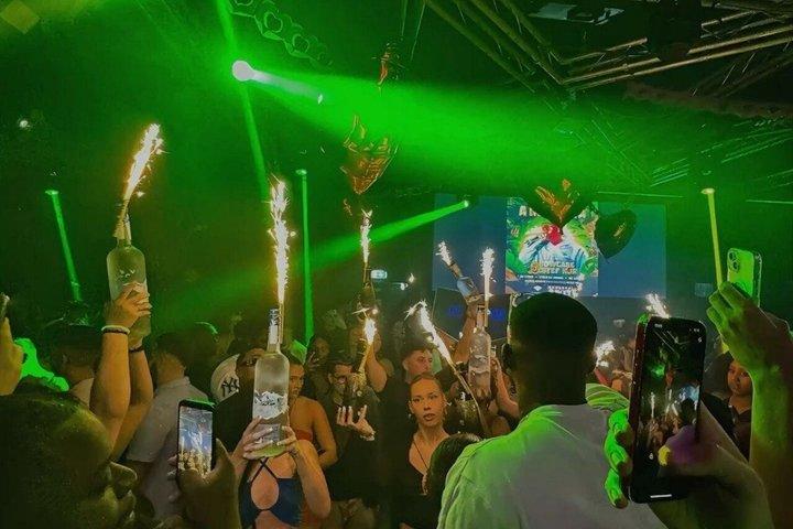 Barcellona : Tour VIP di una notte sul tetto e discoteche
