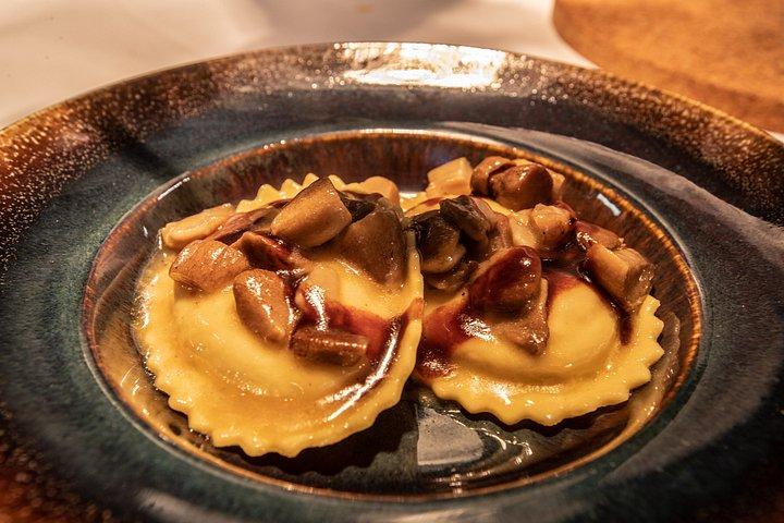 プライベートトリュフハントワインツアーテイスティングランチ8ワインソムリエ