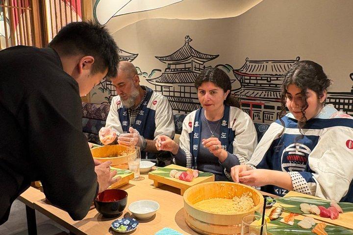 京都の寿司店で開店前に寿司作り教室