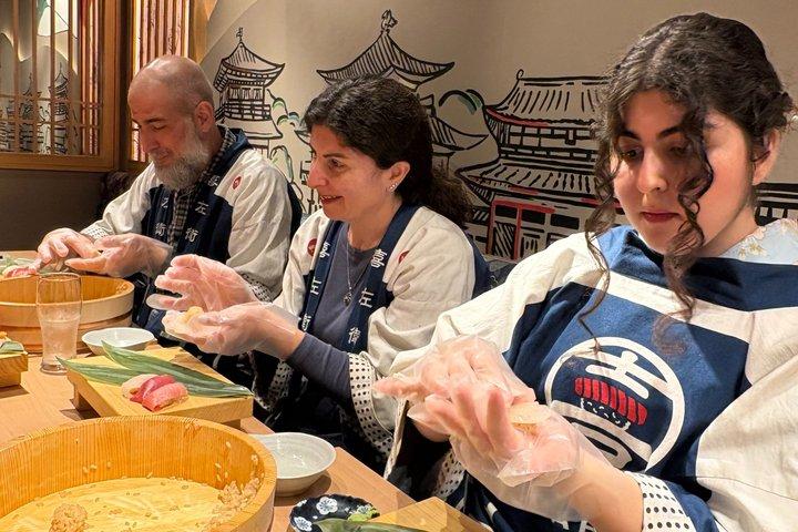 京都の寿司店で開店前に寿司作り教室