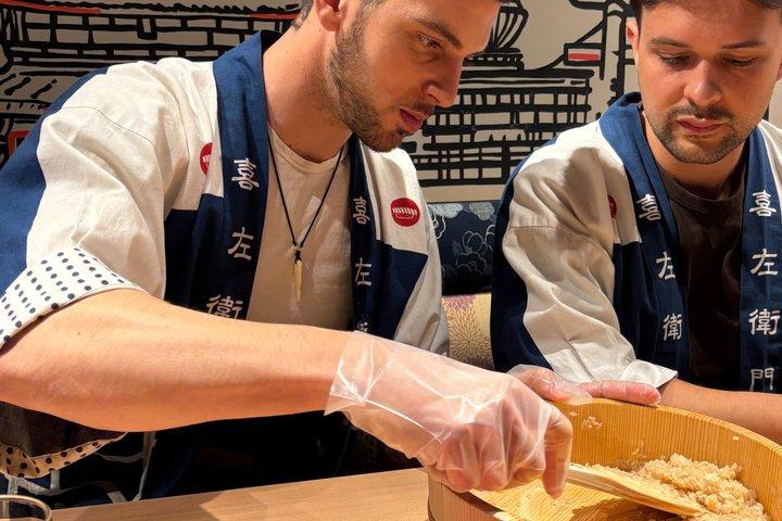 京都の寿司店で開店前に寿司作り教室