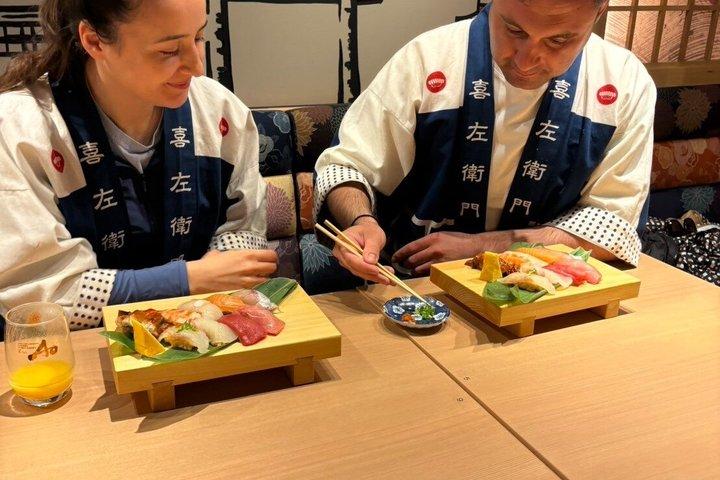 京都の寿司店で開店前に寿司作り教室