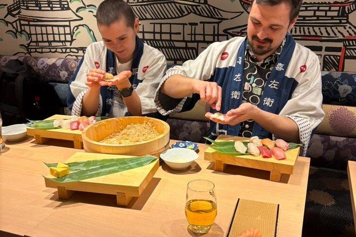 京都の寿司店で開店前に寿司作り教室