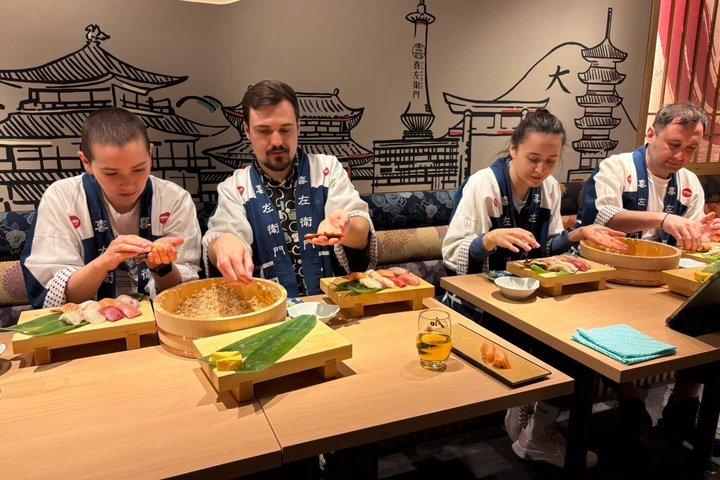 京都の寿司店で開店前に寿司作り教室
