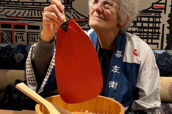 京都の寿司店で開店前に寿司作り教室