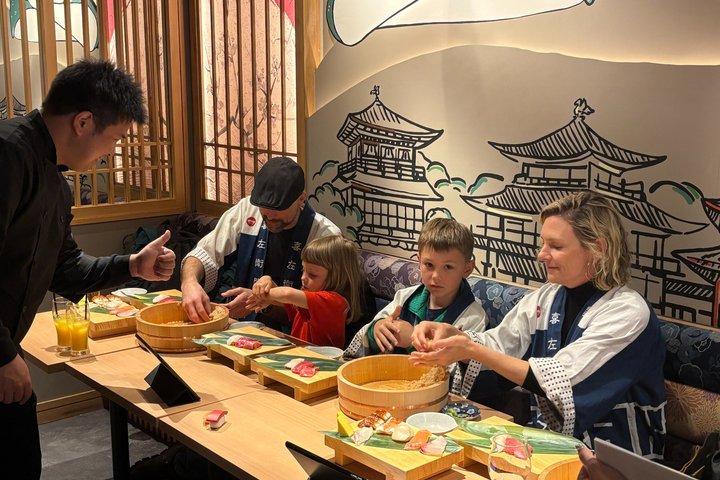 京都の寿司店で開店前に寿司作り教室