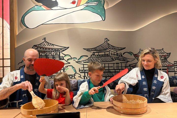 京都の寿司店で開店前に寿司作り教室