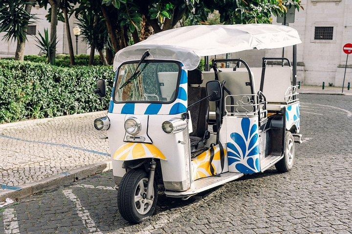 トゥクトゥクで巡る旧市街リスボン:地元ガイドと行く歴史ツアー