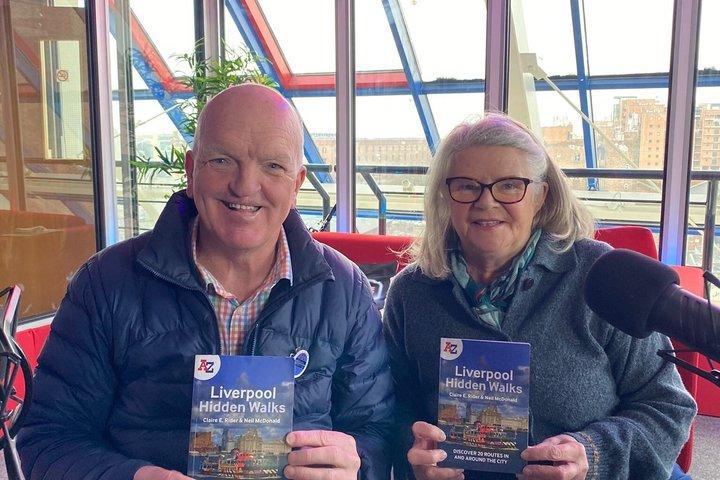 Ontmoet de auteur Liverpool Privéwandeling - gratis gesigneerd Boek