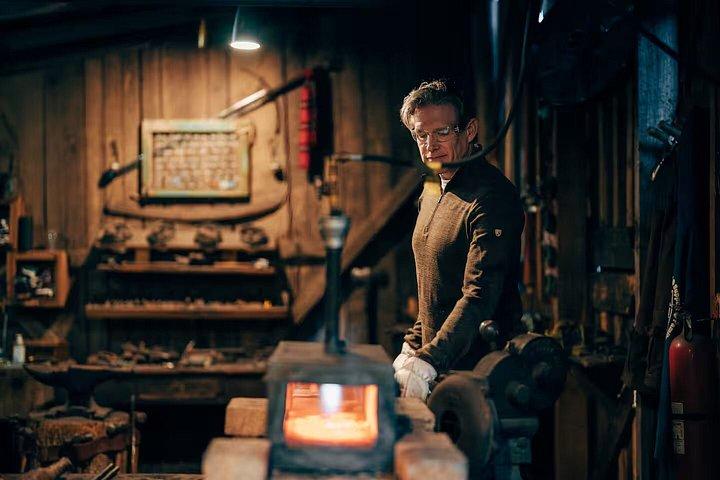 歴史的なアッシュビルエリアの鍛冶場で自分のブレードを鍛冶屋