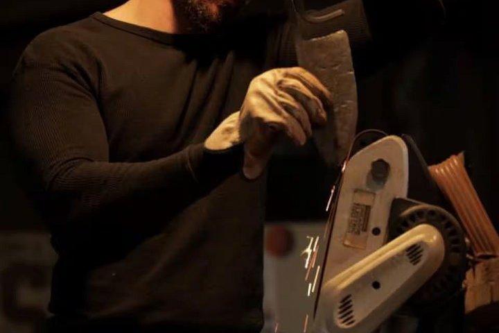 歴史的なアッシュビルエリアの鍛冶場で自分のブレードを鍛冶屋