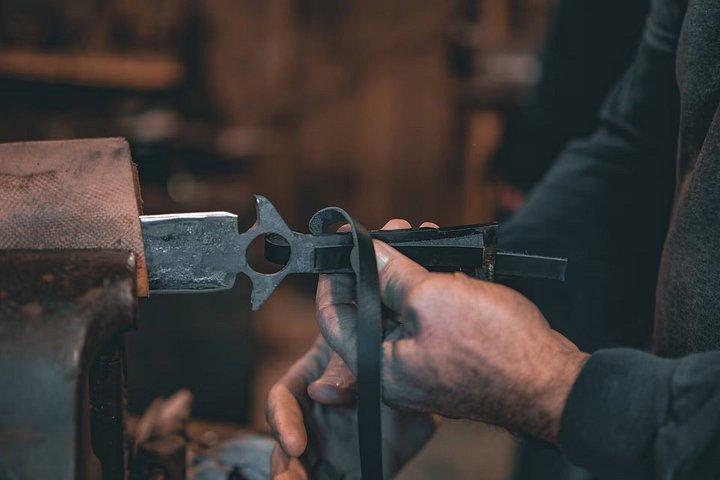 歴史的なアッシュビルエリアの鍛冶場で自分のブレードを鍛冶屋
