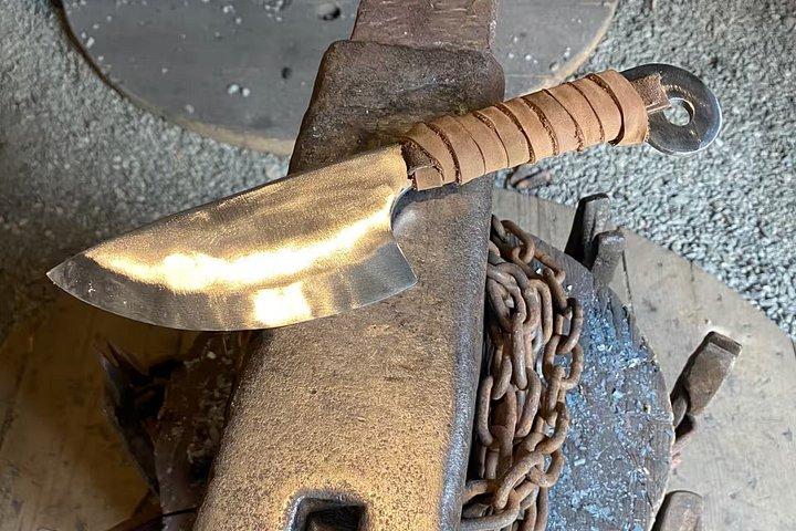 歴史的なアッシュビルエリアの鍛冶場で自分のブレードを鍛冶屋