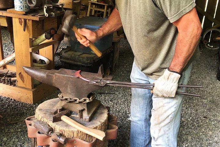 歴史的なアッシュビルエリアの鍛冶場で自分のブレードを鍛冶屋