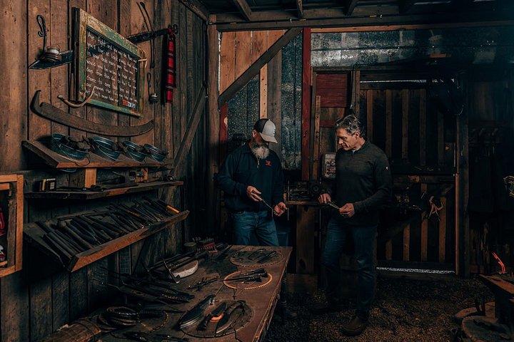 歴史的なアッシュビルエリアの鍛冶場で自分のブレードを鍛冶屋