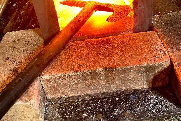 歴史的なアッシュビルエリアの鍛冶場で自分のブレードを鍛冶屋