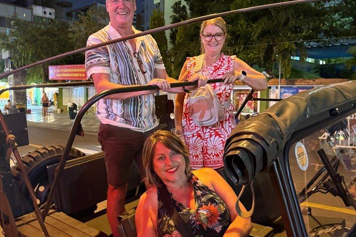 Saigon Street Food Experience By Night : US Army Jeep oder Motorrad