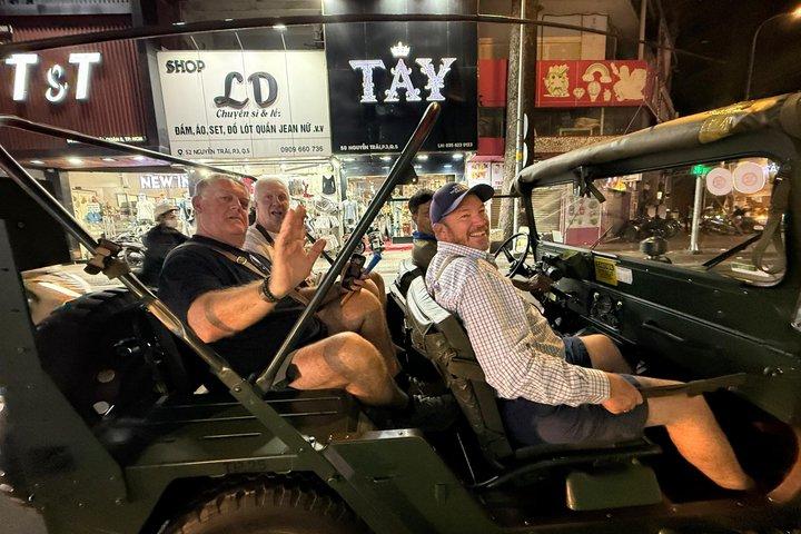 Saigon Street Food Experience By Night : US Army Jeep oder Motorrad