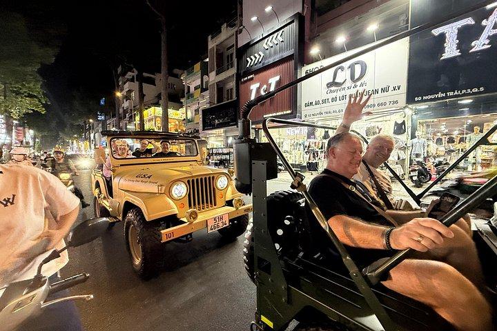 夜のサイゴンストリートフード体験：米軍ジープまたはバイク
