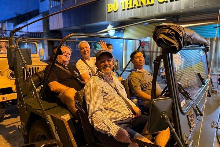 夜のサイゴンストリートフード体験：米軍ジープまたはバイク
