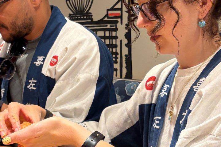 京都の寿司店で開店前に寿司作り教室