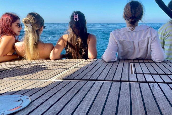 Sejleventyr: Sejlads, delfiner og afslapning med drinks