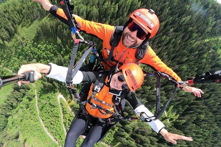 インスブルック近郊のノイシュティフト・シュトゥバイ渓谷でタンデムパラグライダー