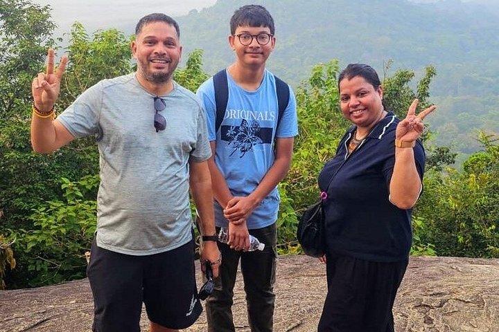 キャンディからシギリヤとミネリヤサファリの旅へトゥクトゥクツアー。