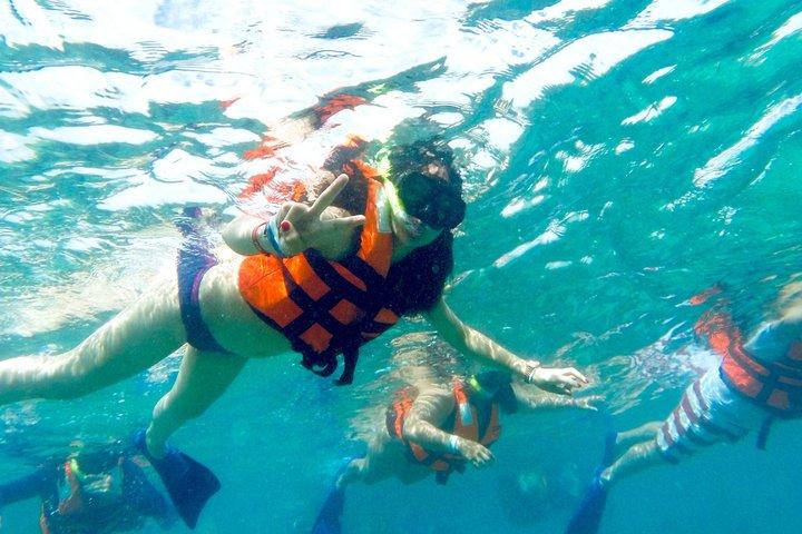 Isla Mujeres Catamaran Sailing Adventure com almoço e snorkel