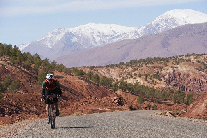 マラケシュからのランチ付きイムリル・アトラス山脈自転車ツアー