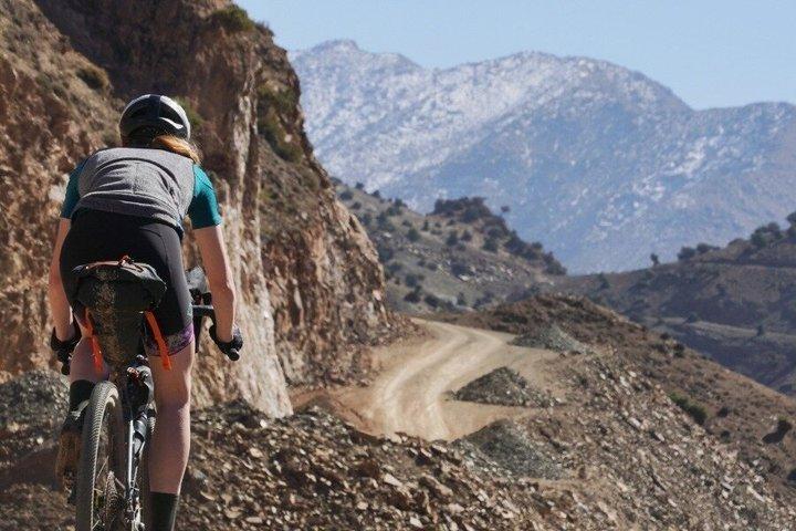 マラケシュからのランチ付きイムリル・アトラス山脈自転車ツアー