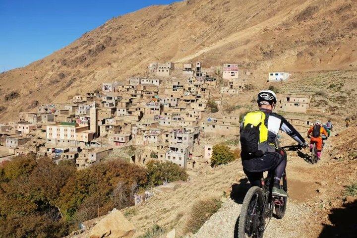 マラケシュからのランチ付きイムリル・アトラス山脈自転車ツアー