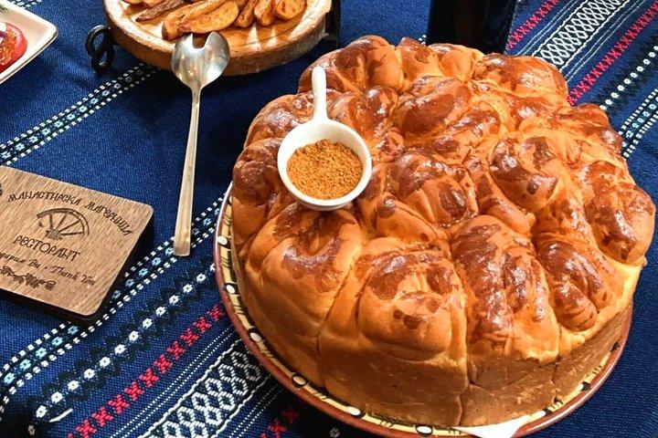 Verdadeira experiência búlgara com comida e vinho Rakia e tradição