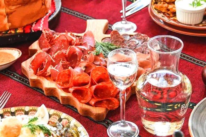 Verdadeira experiência búlgara com comida e vinho Rakia e tradição