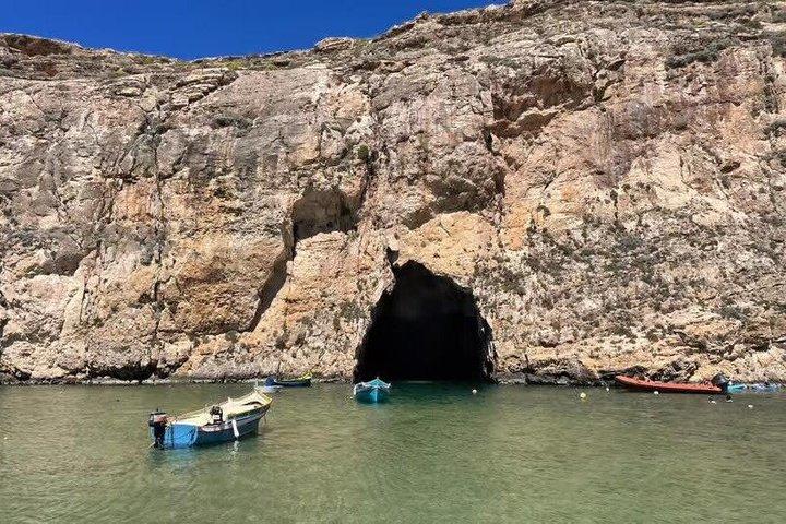 マルタからゴゾ終日プライベートハイライトツアー現地ドライバー付き