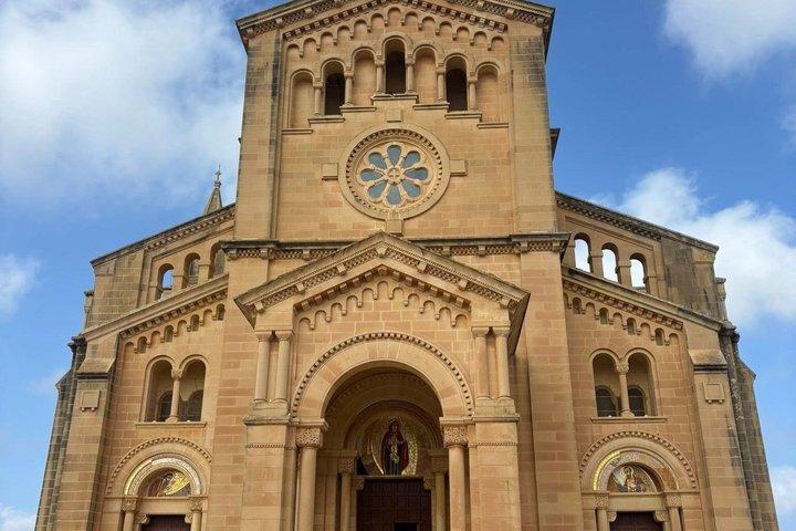 マルタからゴゾ終日プライベートハイライトツアー現地ドライバー付き