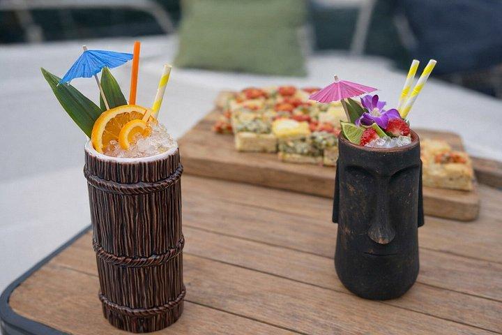 バイロン・ケイブで味わうキャプテンズ・アペリティフ・ゴールデンアワー体験