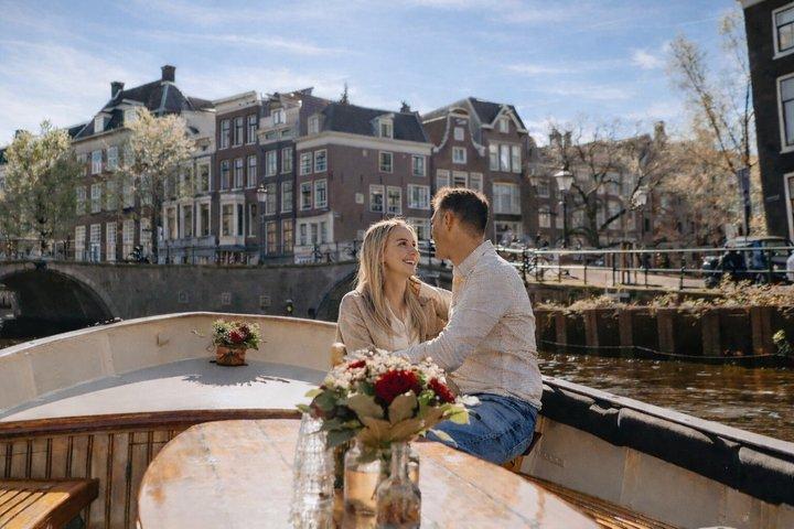 Privat romantisk kanalkryssning Amsterdam med bubbel och snacks