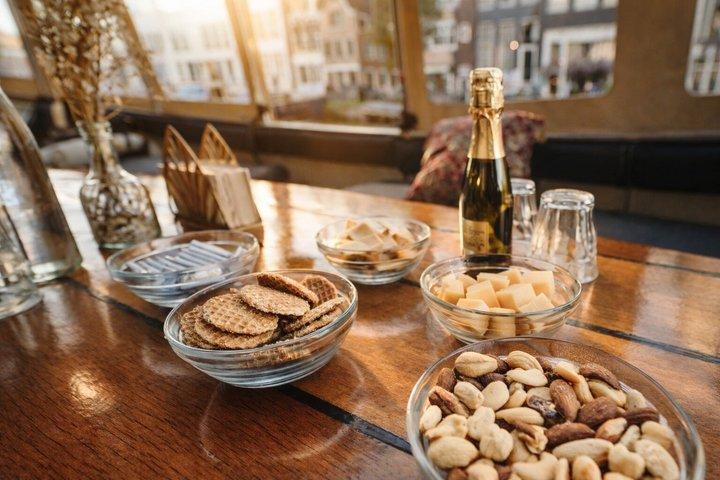 Privat romantisk kanalkryssning Amsterdam med bubbel och snacks