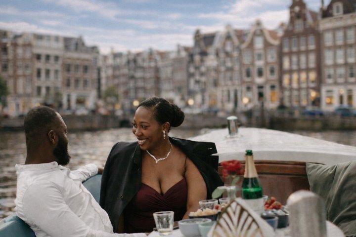 Privat romantisk kanalkryssning Amsterdam med bubbel och snacks