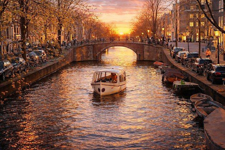 Amsterdam: Private Romantic Evening Canal Cruise + Bubbles/Snacks