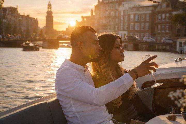 Amsterdam: Private Romantic Evening Canal Cruise + Bubbles/Snacks