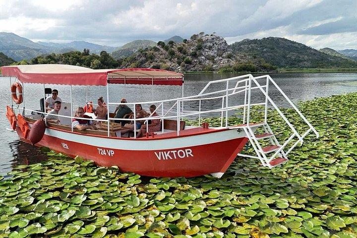 ワイン、水泳、ローカルガイド付きスカダル湖プライベートボートツアー