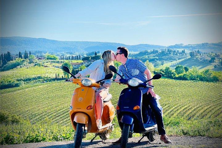 Kleine groep Vespa Tour middeleeuwse dorpen Lunch Wijnproeverij &Meer