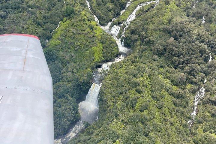 マウイ・プライベート・エアツアー： 火山溶岩＆ジャングルの滝（最大2～5