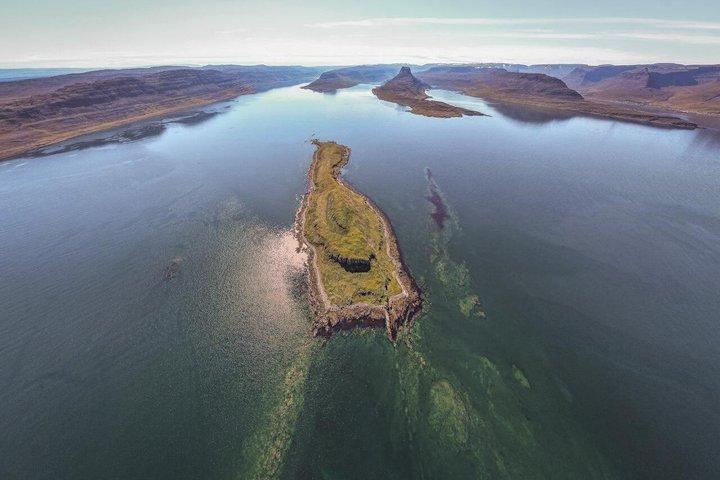 イーサフィヨルズゥルからの往復ボート送迎付きヴィグル島ツアー