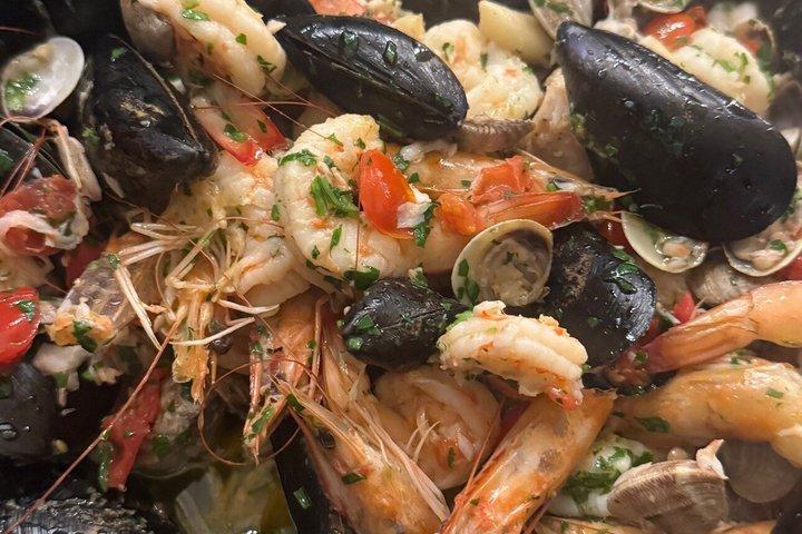 プーリアのメドフィッシュパスタエヴォーとロザートワインアマロコース